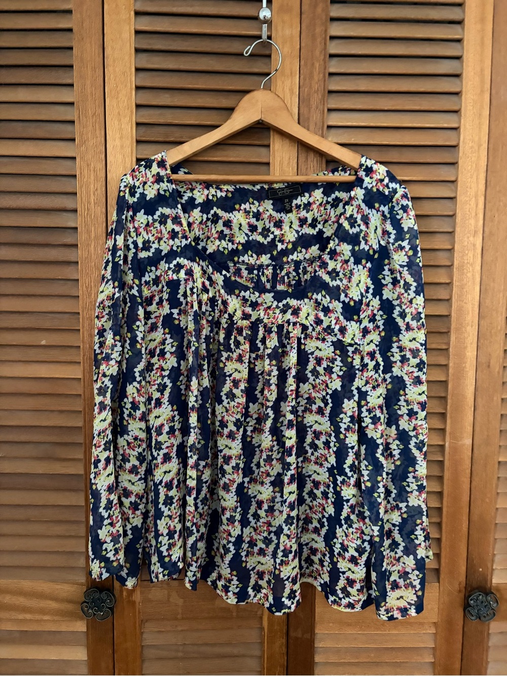 Jessica Simpson Navy Floral flowy feminine blouse size 2 XL